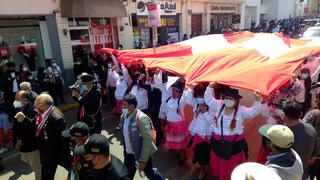 Simpatizantes del presidente Pedro Castillo realizan paseo de la bandera