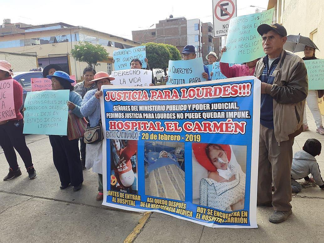 ​Familiares de menor internada protestan por presunta negligencia