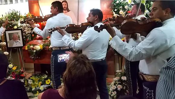 ​Profesor Jirafales: Mariachis conmueven tocando melodía de El chavo del 8 en funeral