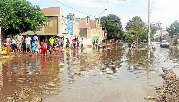 Vecinos de Av. Siete se enfrentan para evitar que agua ingrese a sus sectores