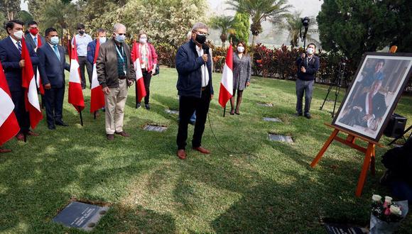 En el cementerio los acciopopulistas señalaron que este 6 de junio el país debe tomar una “decisión serena, reflexiva y patriótica”. (Foto: Acción Popular).