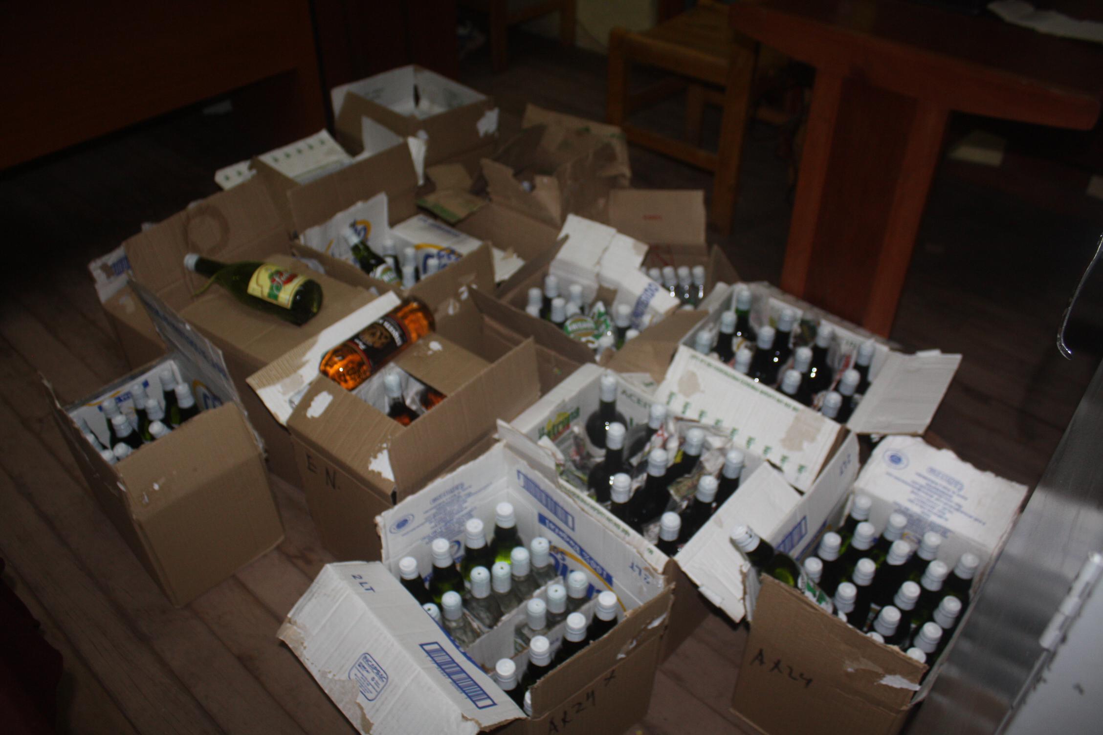 Incautan alcohol adulterado 