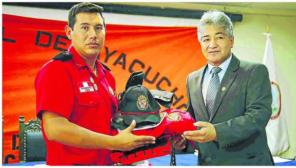 ​Gobernador regional de Ayacucho entrega indumentaria nueva  a cuerpo de bomberos