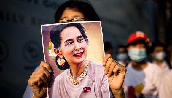 Un manifestante sostiene una foto de la líder civil de Myanmar, Aung San Suu Kyi, detenida durante una manifestación contra el golpe militar frente a la embajada de Myanmar en Bangkok. (Jack TAYLOR / AFP).