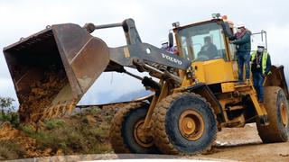 Devida y municipalidad de Sandia inician mantenimiento de 18 kilómetros de camino vecinal en Puno