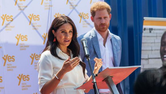 Meghan Markle y el príncipe Harry señaló que a comunidad de su abuela la reina Isabel II debe reconocer sus errores. (Foto: AFP)