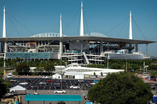 Una vista general de la ubicación donde realizan pruebas de coronavirus en el estacionamiento del estadio Super Bowl de Hard Rock Cafe en Miami, Florida. (Foto: EFE)