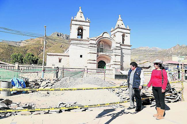 Población y autoridades protestan por paralización de obra en Chivay
