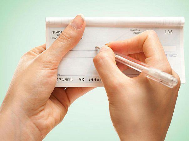 ¿Cómo girar y cobrar un cheque?