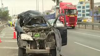 San Juan de Miraflores: mujer fallece luego que minivan impactara contra camión