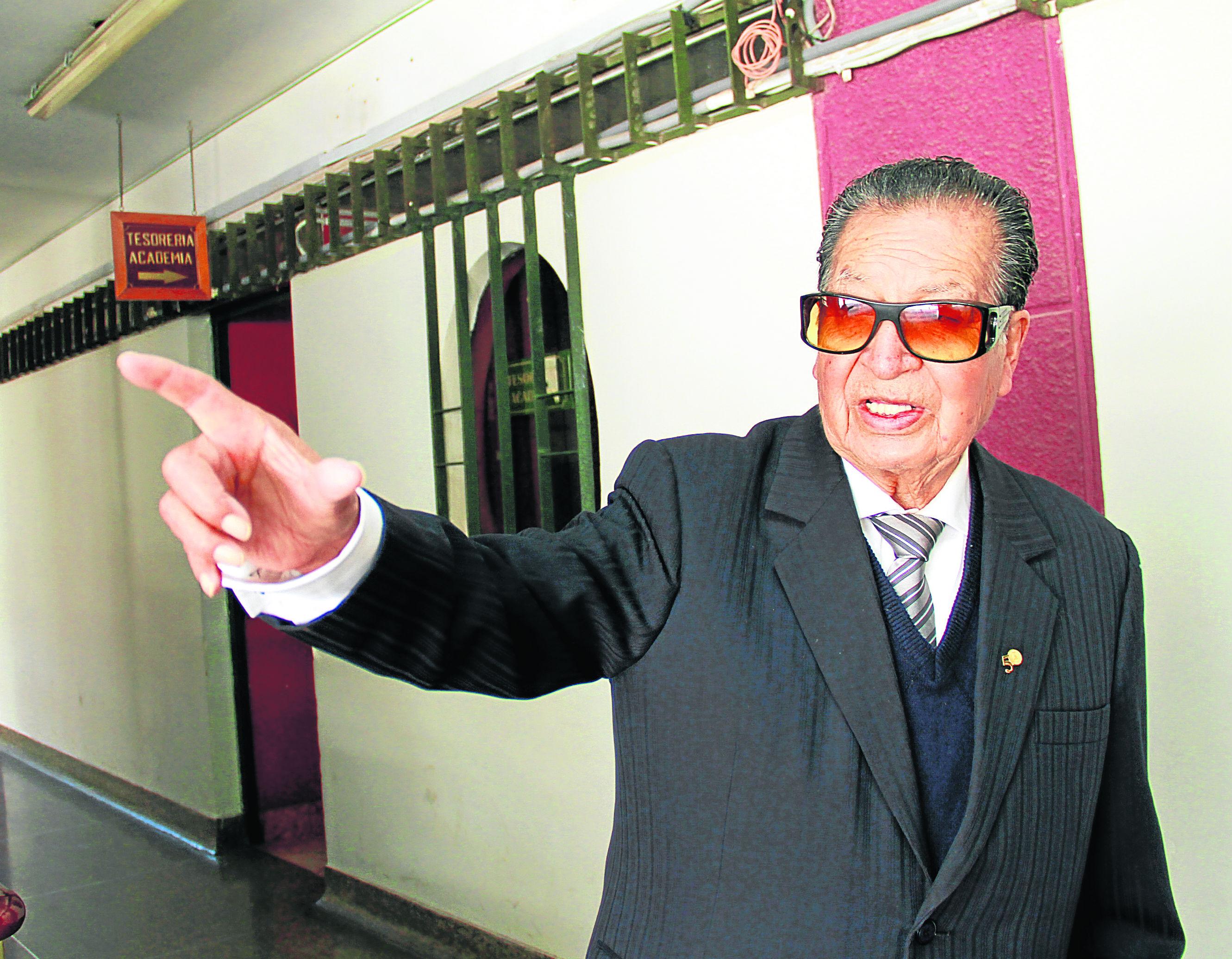 Cesar Espinoza ​"Vargas Llosa escribía cartas para nuestras enamoradas" 