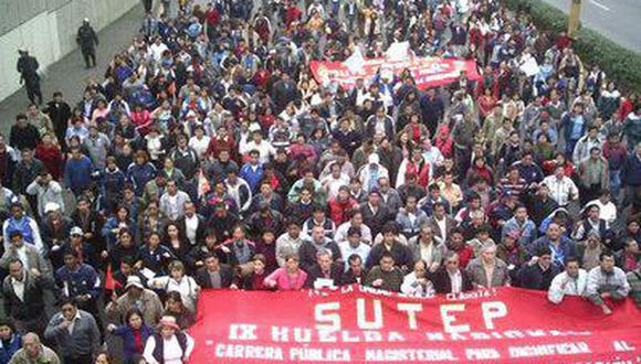 Maestros del Sutep bloquean las principales calles
