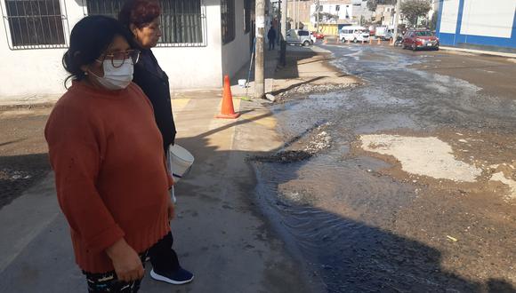 Vecinos se quejaron por demora en atención de aniego de agua potable por la EPS Tacna