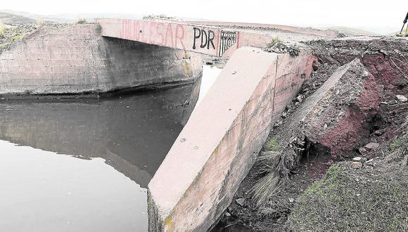 Lluvias debilitaron las bases y columnas del puente carrozable de Orurillo