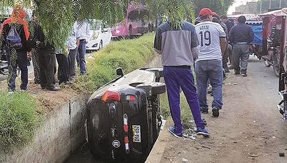 Lambayeque: Taxista salvó de milagro luego de caer con su unidad a la acequia Cois