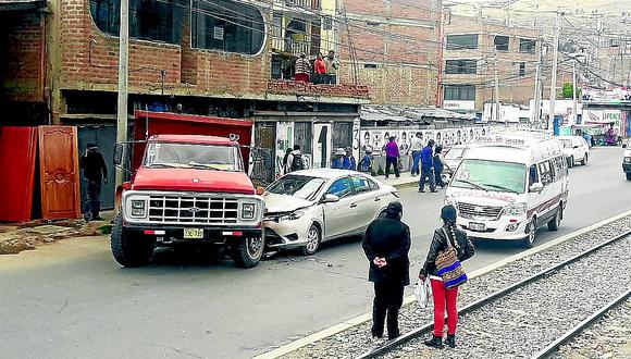 Conductor dormido arrolla a mujer y colisiona con dos vehículos en Puno