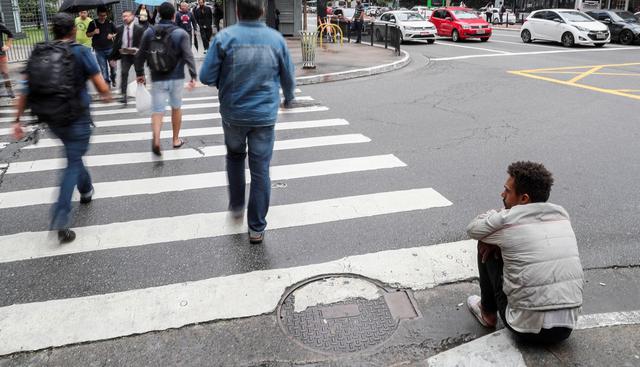Cuando consiguen una plaza, saben que tendrán un lugar cómodo donde dormir, comida y podrán limpiarse. Sin embargo, al otro día deben pelear por esa plaza de nuevo. (EFE).