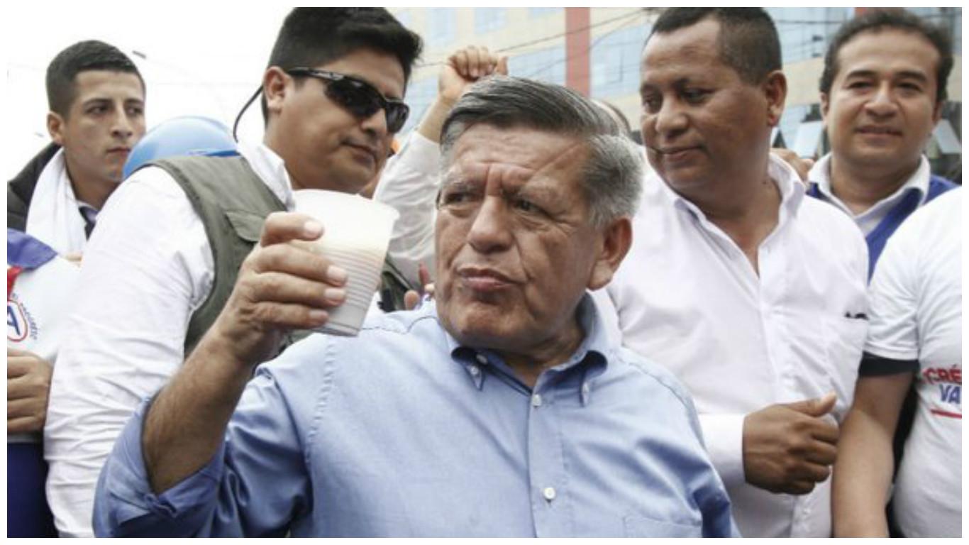 César Acuña no asiste a Fiscalía por copia de libro