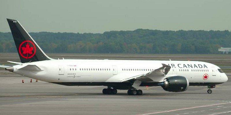 Se queda dormida en un vuelo y despierta sola a oscuras en el avión después del aterrizaje