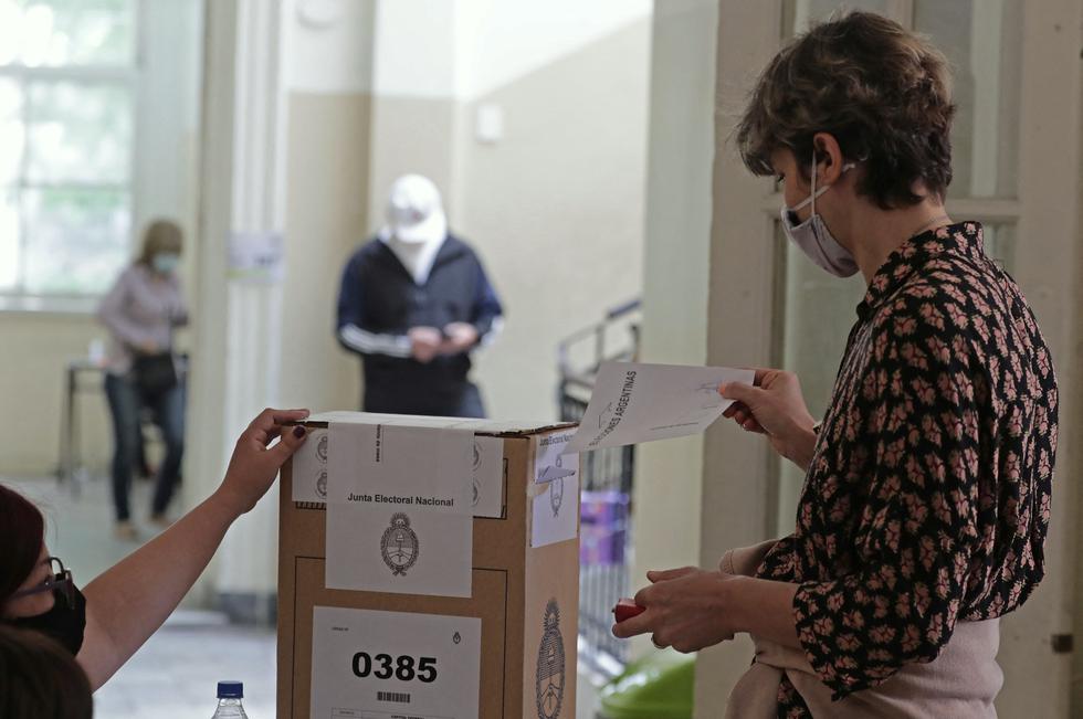 Los argentinos votan este domingo en elecciones parlamentarias de medio término, cruciales para el gobierno peronista de centro-izquierda de Alberto Fernández. (Foto: JUAN MABROMATA / AFP)