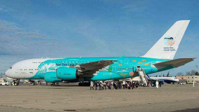 Una foto distribuida por el Ministerio de Defensa francés muestra al segundo grupo de ciudadanos franceses, evacuados del desembarco de Wuhan desde el avión después de aterrizar en la base aérea de Istres-Le Tube, cerca de Istres, noroeste de Marsella, sur de Francia. (AFP)