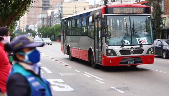 Son un total 778 separadores que marcaban el carril exclusivo del Corredor Rojo, según la ATU. (Foto referencial: GEC)