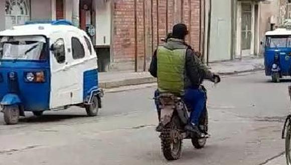 Los presuntos delincuentes se movilizan a bordo de una motocicleta. (Foto: Difusión)