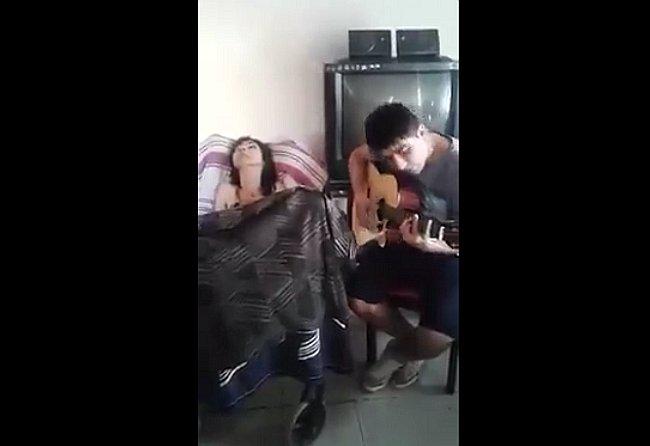 ​Facebook: este es el conmovedor canto de un joven a su madre enferma (VIDEO)