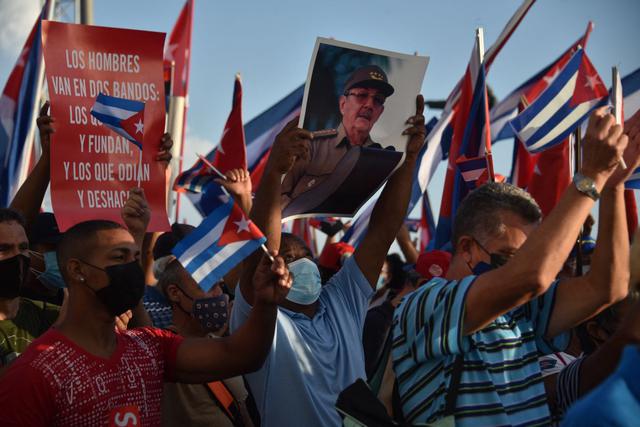 Un partidario del gobierno cubano sostiene un retrato del expresidente cubano Raúl Castro durante una manifestación en La Habana, el 17 de julio de 2021. (ADALBERTO ROQUE / AFP).