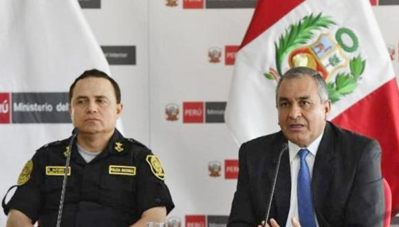 Vicente Romero, ministro del Interior, firma la resolución de pase al retiro de Raúl Alfaro. (Foto: Difusión)