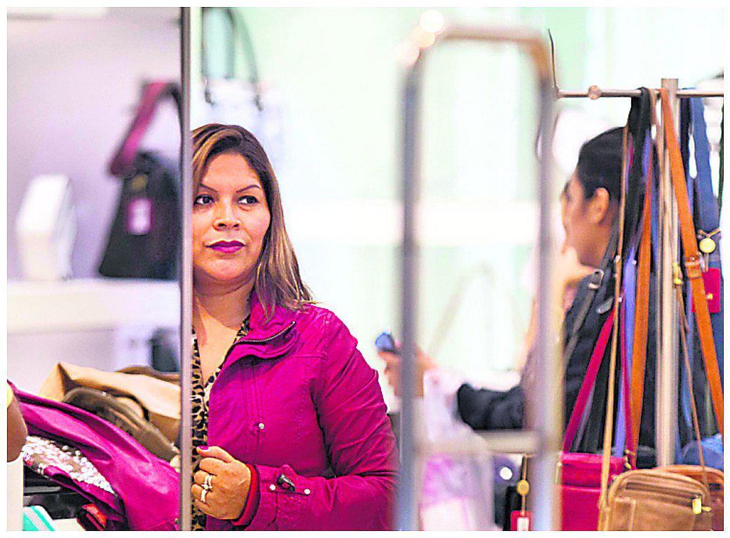 Mujeres deciden 70% de compras de productos de consumo masivo