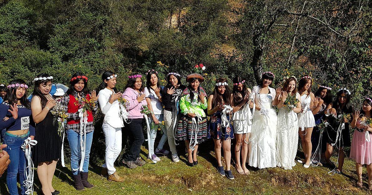Día de la Tierra: 18 jovencitas se casan cor árboles en Huancayo (VIDEO)
