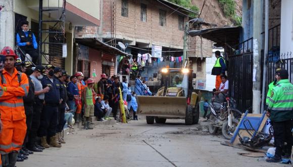 De acuerdo con TV Perú, serían dos ciudadanos que se encuentran atrapados dentro del mercado municipal de Retamas que resultó afectado por el derrumbe.  (Foto: Said Velásquez / @photo.gec)