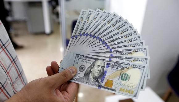 El precio del dólar anotaba un retroceso de 0.17% en el mercado interbancario.  (Foto: AFP)