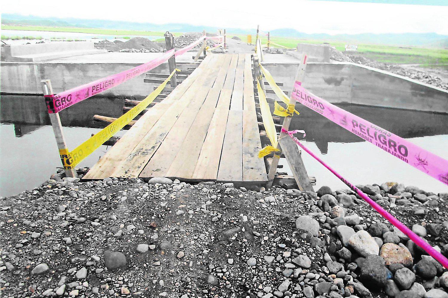 Denuncian que mala planificación de puente ocasionó desborde de río