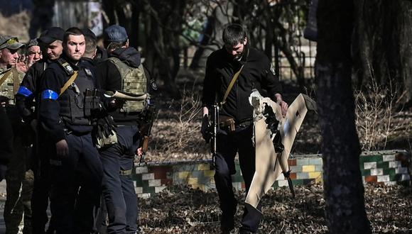 Rusos reforzar sus posiciones alrededor de la capital que aún no ha sido rodeada por completo el día 27 del asalto. (Foto de Aris Messinis / AFP)