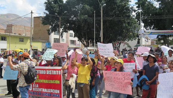 Pobladores de Llicua exigen con protesta pago de deuda a alcalde de Amarilis