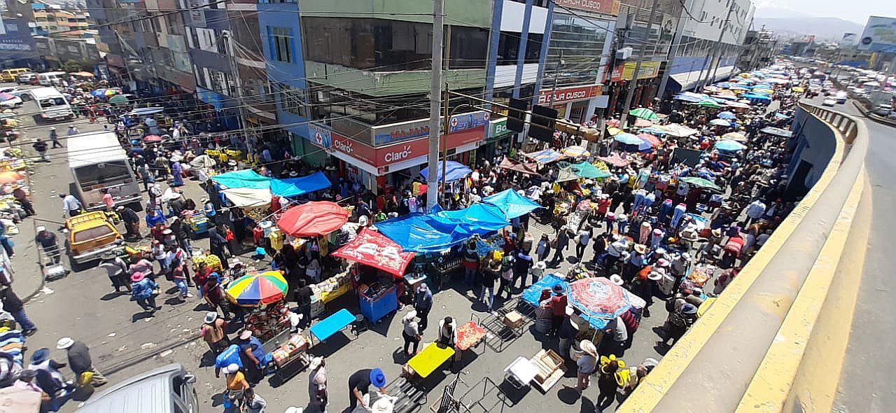 Comerciantes desbordan áreas de tránsito en el Avelino