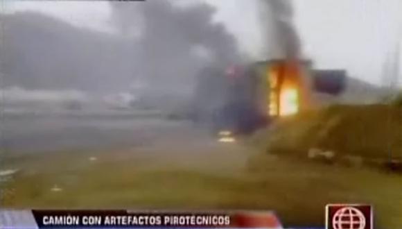 Camión que transportaba pirotécnicos se incendió en la Panamericana Sur