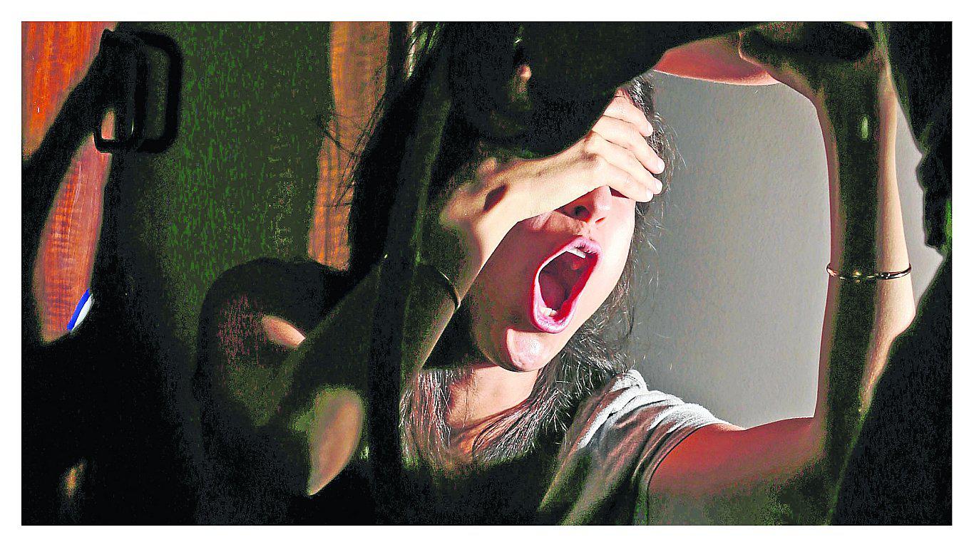 ​Iracundo ebrio pega a su pareja, madre y hermano que le reclaman por libar 