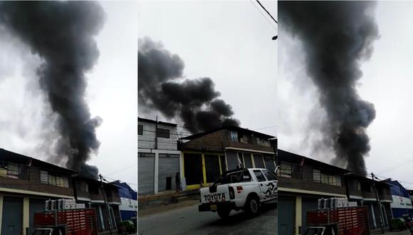 Humo negro, que se alza al cielo, provocado por el incendio en el Parque Industrial de Villa El Salvador. | Foto: CORREO