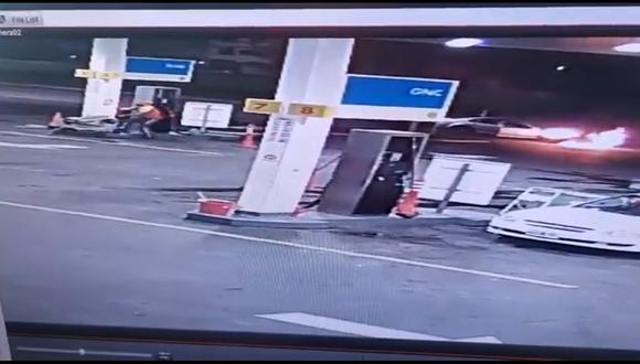 Las cámaras de seguridad de la gasolinera registraron los instantes en los que un trabajador le salva la vida a un hombre y evita una tragedia. (Foto: captura de video)