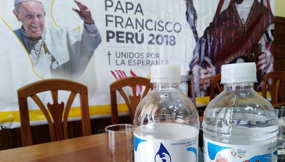 Promocionan agua con imagen del Papa Francisco (VIDEO)