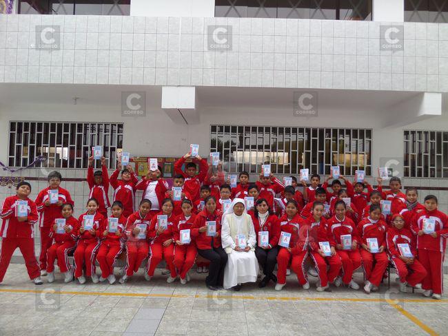 Presentan libro de cuentos escritos por niños de Camaná