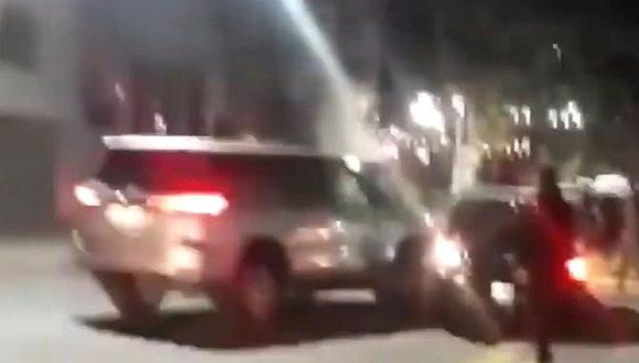 Mujer destruye el auto de su marido, al sorprenderlo siendo infiel (VIDEO)