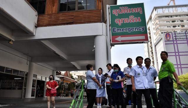 Personal del Hospital Maharat Nakhon Ratchasima afuera de la sala de emergencias tras recibir a los heridos del incidente en el centro comercial. (AFP).