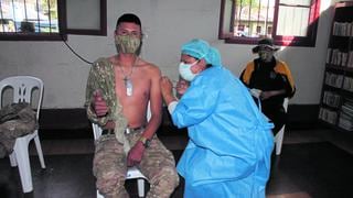 Inoculan a 1464 soldados de Junín y Huancavelica con primera dosis de vacunas Pfizer