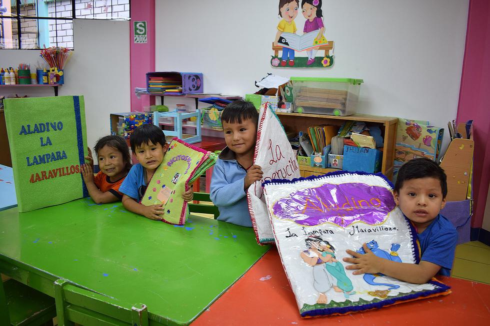 Niños utilizan novedosos libros de material reciclado (fotos)