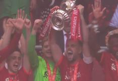 Liverpool: el festejo de los jugadores tras levantar el trofeo de la FA Cup