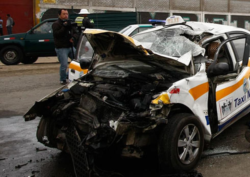 Choque de taxi y tráiler deja dos personas muertas